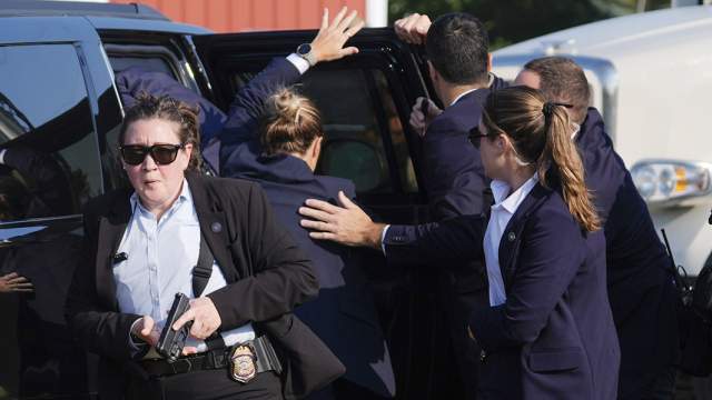 Кандидат в президенты от Республиканской партии, бывший президент Дональд Трамп прикрыт агентами Секретной службы США на предвыборном митинге, 13 июля 2024 года