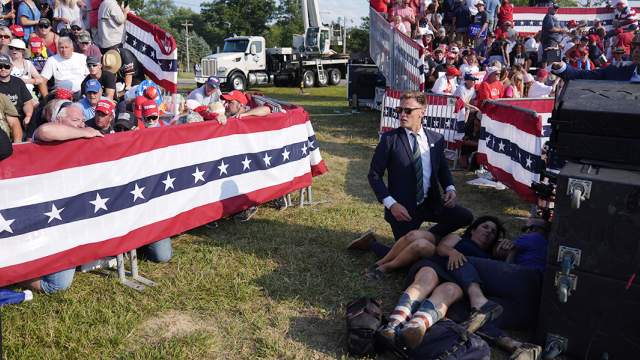 Люди во время стрельбы на предвыборном митинге, 13 июля 2024 года
