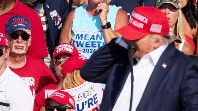 Кандидат в президенты от Республиканской партии и бывший президент США Дональд Трамп во время выстрелов, прозвучавших во время предвыборного митинга на выставке Butler Farm Show в Батлере, 13 июля 2024 года