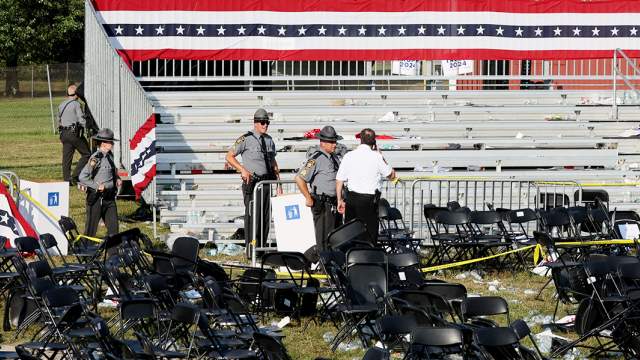 Сотрудники службы безопасности осматривают участок после того, как раздалась стрельба во время предвыборного митинга на выставке Butler Farm Show в Батлере13 июля 2024 года