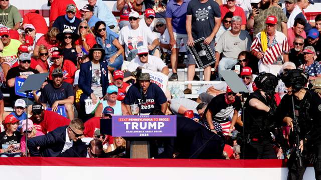 Кандидату в президенты от Республиканской партии и бывшему президенту США Дональду Трампу помогает Секретная служба после того, как во время предвыборного митинга на выставке Butler Farm Show в Батлере, раздалась стрельба, 13 июля 2024 года