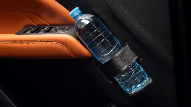 Подпружиненные ремешки в боковых дверях выполняют функцию держателей бутылок