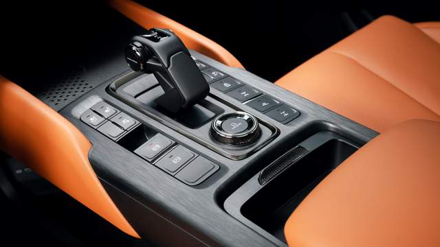 Селектор КПП имеет необычную форму