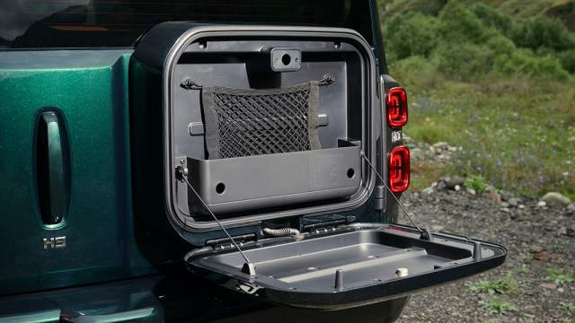 ... который может выполнять функцию столика на пикнике