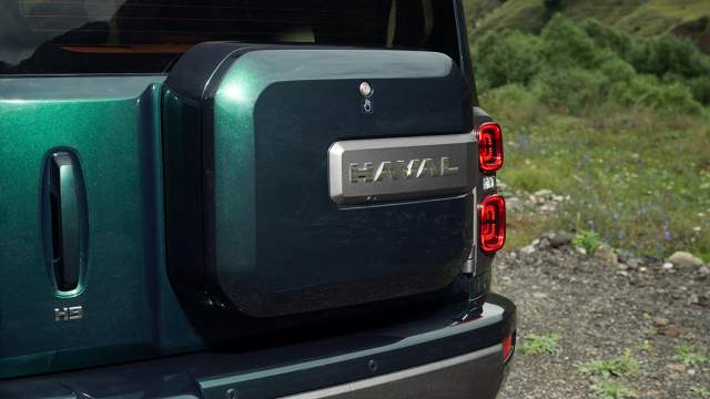 На двери багажника размещен вместительный бокс,...