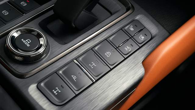 Блокировки переднего и заднего дифференциалов, а также понижающая передача активируются кнопками около селектора КПП