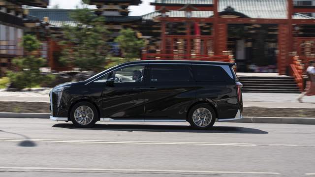 Диски дизайна Master — отличие дорогих версий. Колпачки с логотипом неподвижны. Размер колес — 18 дюймов