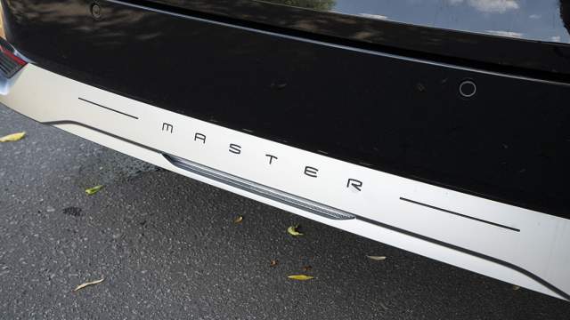 Низко расположенный обвес требует аккуратной парковки