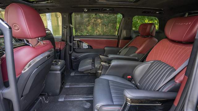 Задние кресла — с множеством регулировок, выдвижными отоманками, подогревом, вентиляцией и фунцкией массажа