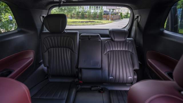 Задний диван рассчитан на троих, но подголовников два. Можно двигать его продольно и менять наклон спинок