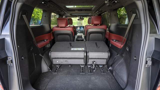 Заявленный объем багажника — 516 литров. Спинки третьего ряда можно сложить