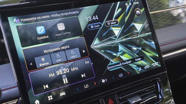 Мультимедийная система поддерживает Apple CarPlay и позволяет зеркалить экран смартфона