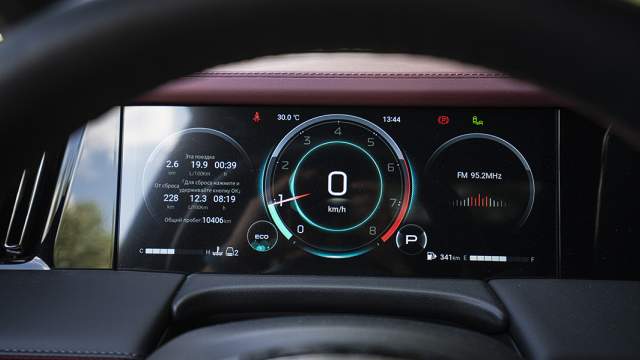 Приборная панель цифровая, со строгой графикой