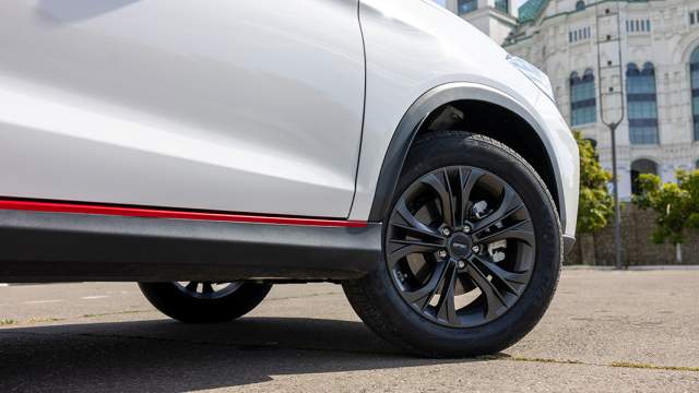 Размер колес — 17 дюймов. Подкрылки ворсовые, а уязвимые места кузова защищены некрашеным пластиком