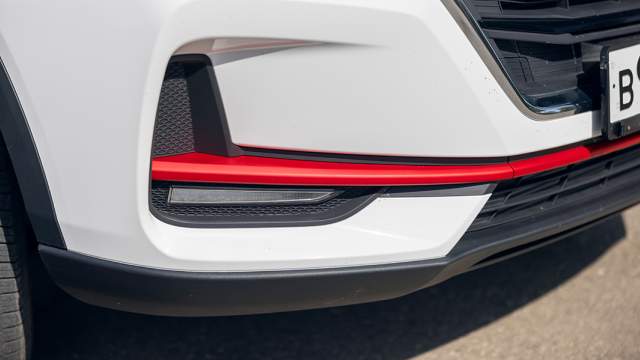 У белых машин красный молдинг, у остальных — серебристый