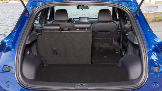 Заявленный объем багажника под полкой — 318 литров. В подполье хранится докатка