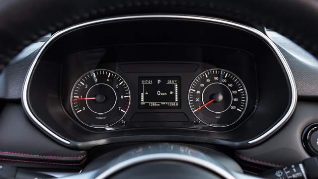 Аналоговые циферблаты — редкость на современных автомобилях, но хорошо читаются