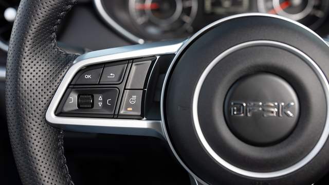 Руль регулируется только по высоте, но при этом снабжен подогревом