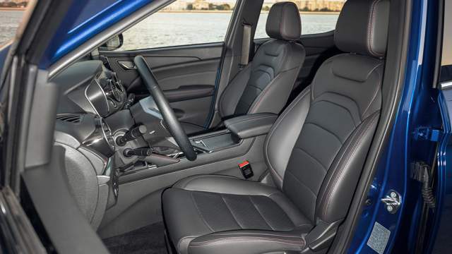 У водительского кресла слишком выгнутая спинка. Регулировки механические, есть подогрев подушки и спинки