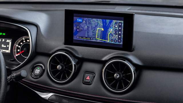 Мультимедийная система умеет зеркалить экран смартфона и оснащена российской штатной навигацией