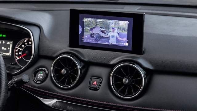 Камера заднего вида помогает при маневрировании, парковочные датчики отсутствуют