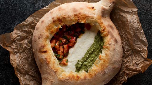 Лодочка с песто, сливочным чечилом и томатами