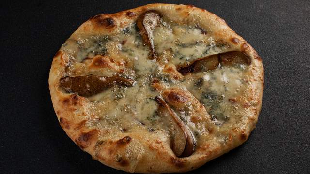 Хачапури с грушей и горгонзолой