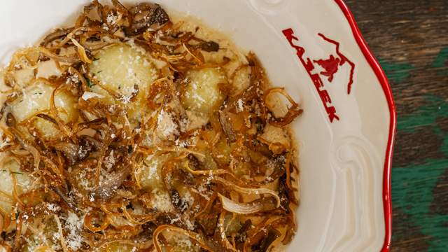 Молодой картофель под соусом голандез с трюфелем и хрустящими вешенками