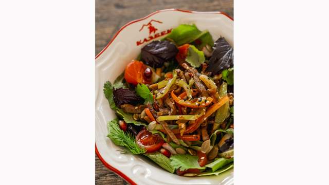 Теплый салат с языком и печёным перцем