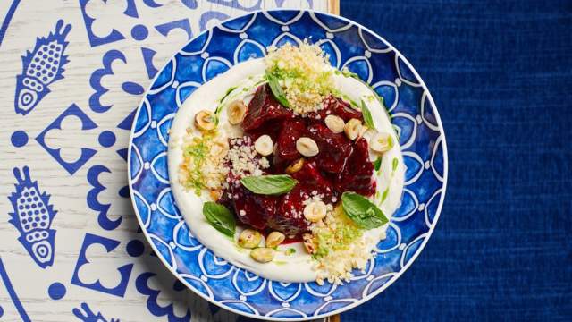 Вяленая свекла с ткемали, сладким чили, лесным орехом, кремом из грузинских сыров