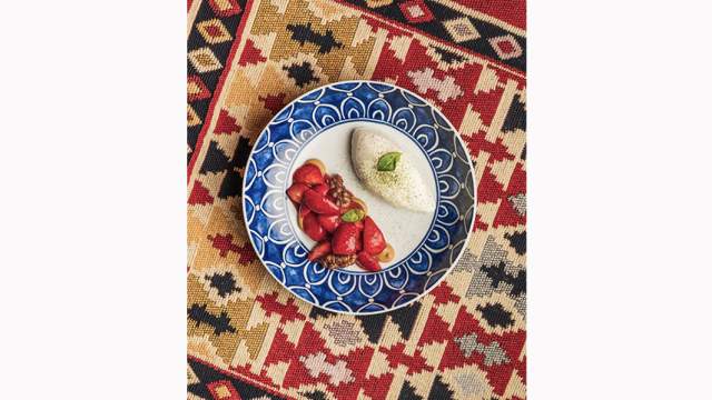 Мусс мацони с кремом из вареной сгущенки, орехом пекан и клубникой