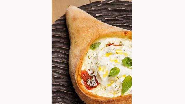 Хачапури с томатами кондари и страчателлой