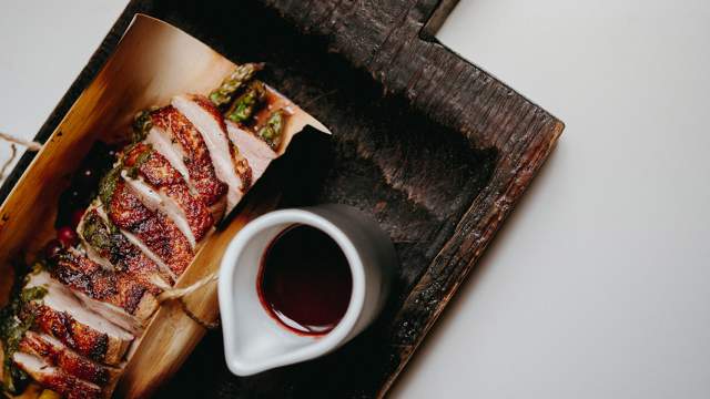 Халия из утиного филе с клюквенным ткемали