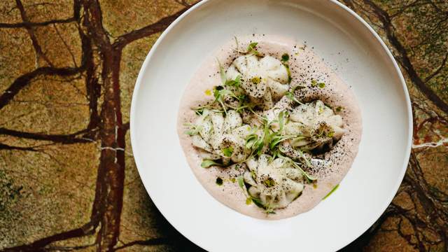 Хинкали с картофелем конфет и грибным муссом