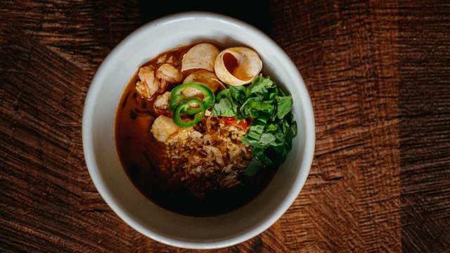 Уха с улитками, кизилом и копчёным пшеном