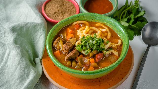 Лагман с домашней лапшой, томатным соусом с кавказской аджикой, бадьяном и сванской солью