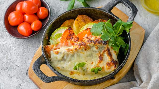 Судак с цукини и картофелем под соусом из мацони и сулугуни