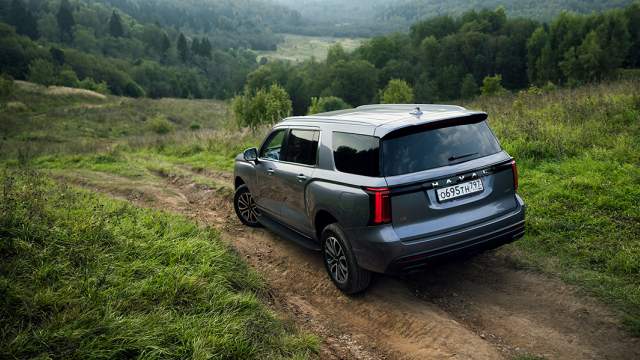 Привод — полный, с жестко подключаемым приводом передних колес. Передняя подвеска — независимая, пружинная, на двойных поперечных рычагах. Задняя — зависимая, пружинная