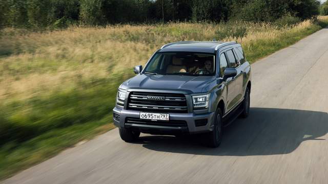 Дизельный мотор разгоняет внедорожник до «сотни» за 12,8 секунды, с бензиновым динамика пободрее — 10,8 секунды