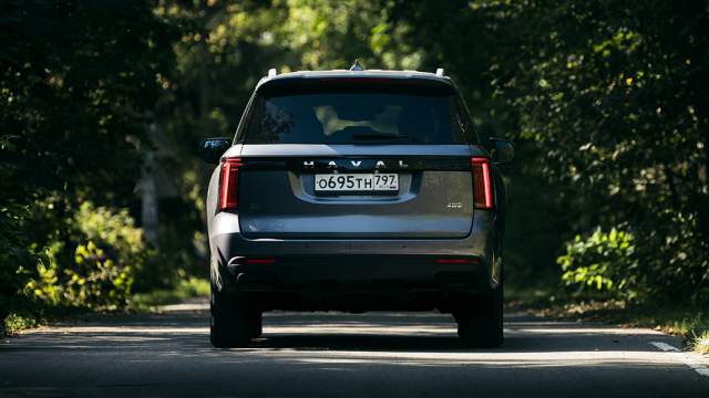 Под задним бампером имеется подготовка к установке фаркопа с розеткой. Допустимая масса буксируемого прицепа без тормозов — 750 кг. Прицепа с тормозами — 2,5 т