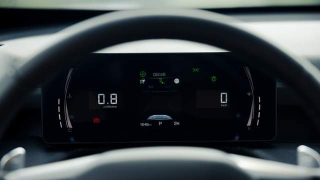 На самом деле за черной панелью скрывается 3,5-дюймовый экранчик по центру и маленькие секции для отображения оборотов и скорости