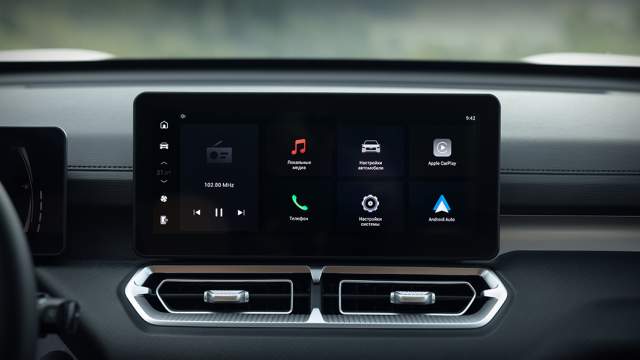 Простенькая мультимедийная система, предусмотрены Apple CarPlay и Android Auto