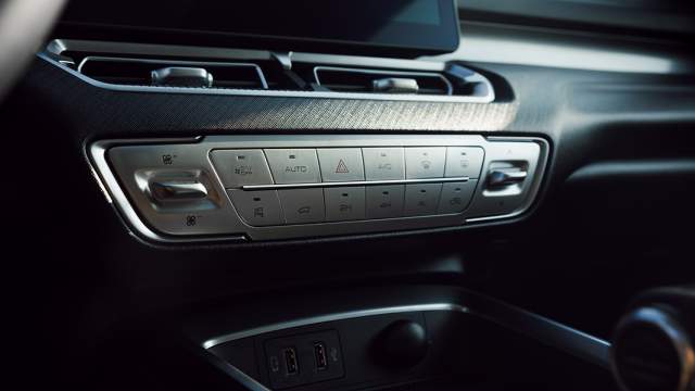 Режим 4H подойдет для езды по дорогам с плохим сцеплением, скорость не должна превышать 80 км/ч. Режим 4L следует включать для подъема по крутым склонам и в случае застревания, обеспечивая максимальную мощность и крутящий момент (не быстрее 40 км/ч)