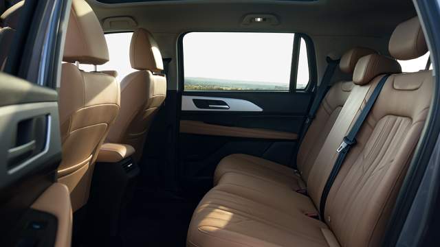 На «галерке» достаточно места, чтобы закинуть ногу на ногу. Центральный подлокотник, как и третий ряд сидений, не предусмотрен.