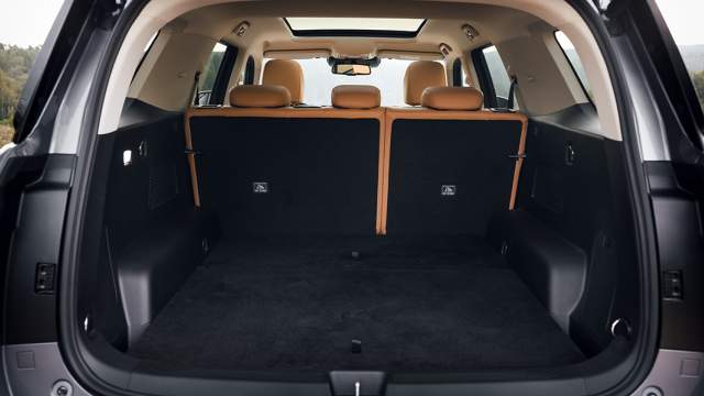 Объем багажника равен 700 л