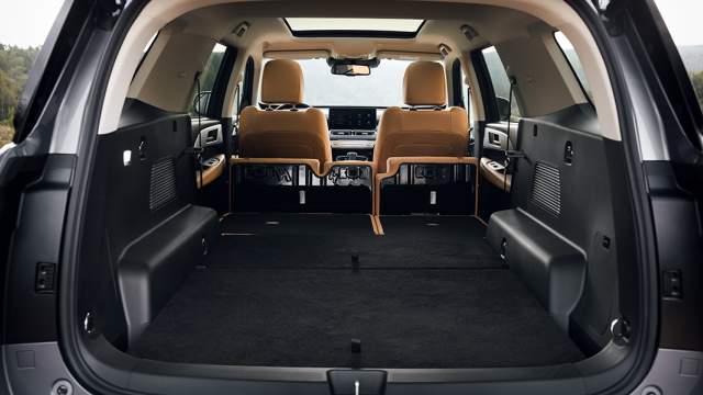 При сложенном заднем ряде образуется ровный пол, а объем увеличивается до 2116 л. Отличное спальное место