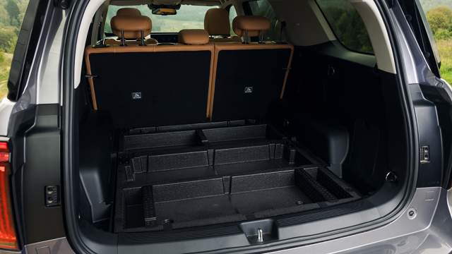 Под полом багажника скрывается органайзер, запасное колесо спрятано под днищем