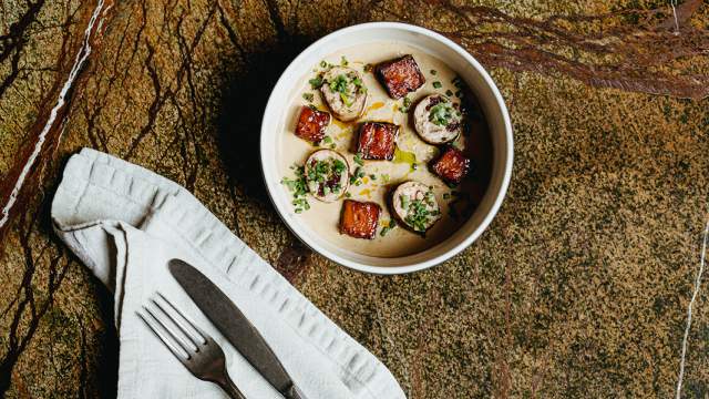 Сациви с колбасками из утки и карамелизированным бататом