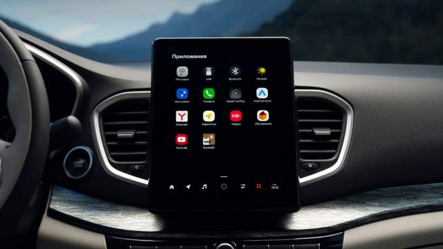 У топ-версии Status доступна мультимедийная система с онлайн-сервисами, включая Яндекс-навигатор, 10-дюймовым экраном и восемью динамиками. В базовой машине головное устройство попроще, с семидюймовым дисплеем и четырьмя динамиками. Поддержка Android Auto и Apple CarPlay есть в любом случае
