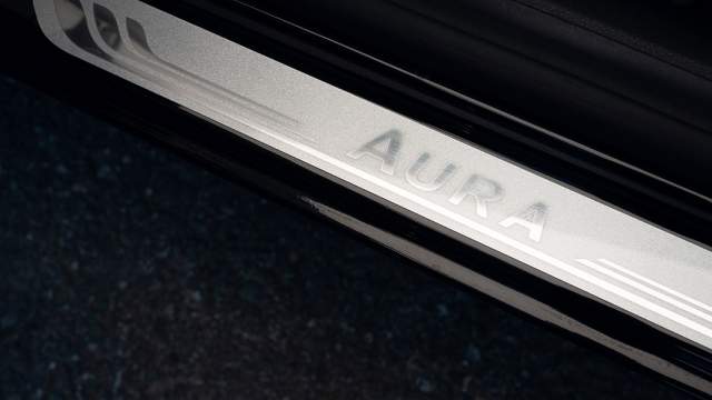 Накладки на пороги у Ауры «именные»